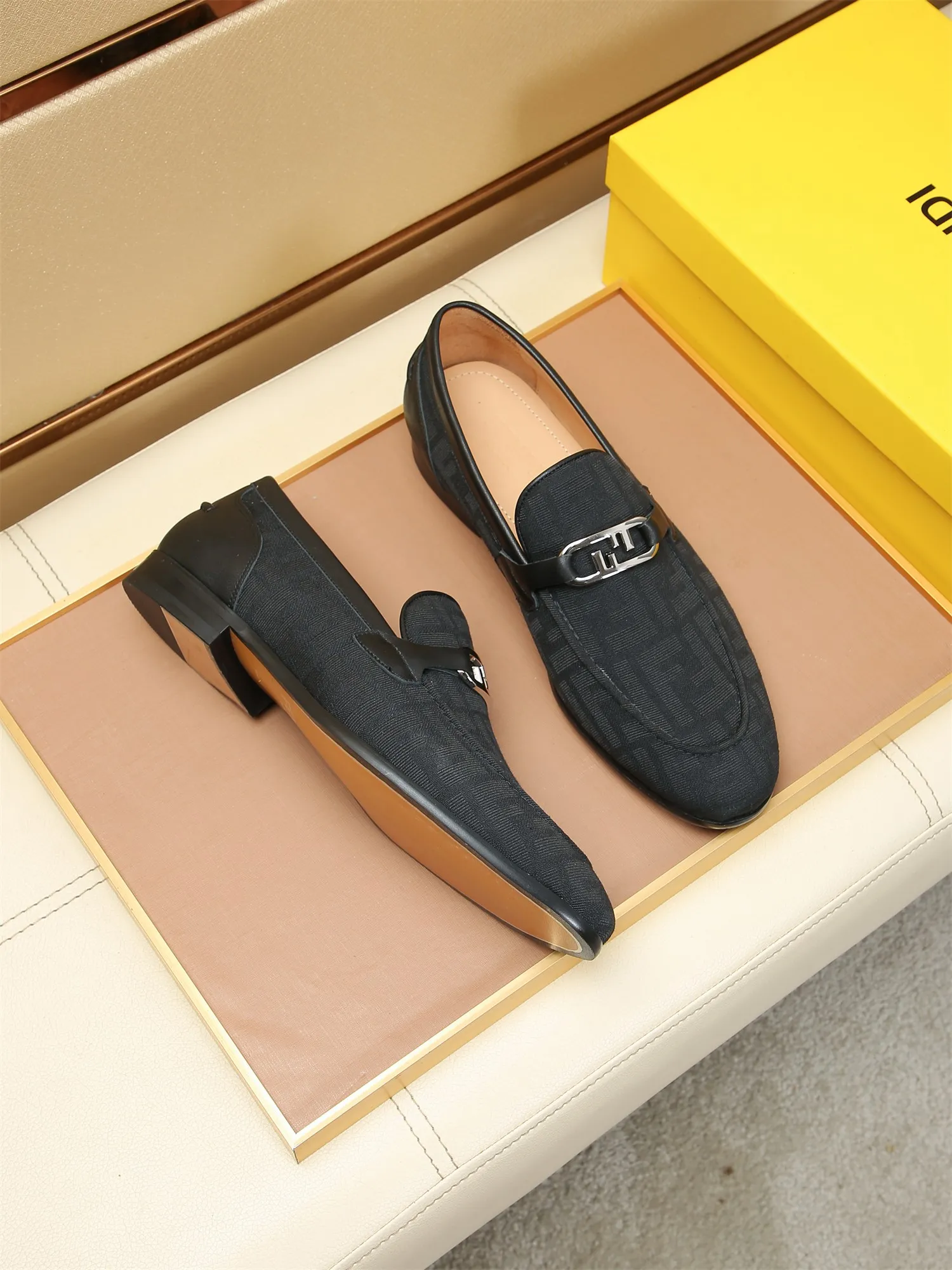 Men's shoes💰460 🕷🕷【FENDI】The latest men's formal leather shoes🇨🇳Classic series not to be missed💯The first layer is made of imported first-layer cowhide☘Original quality, the leather is smooth and delicate🎋Awesome version, perfect streamlined outline🍇Cowhide lining, size 38-44 (customized at 45.46)...